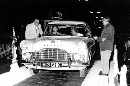 Anne Hall i Yvonne Jackson – Ford Zephyr.