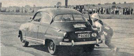 Saab 96 S Pat Moss Carlsson nie chce ruszyć na starcie do wyścigu w Krakowie. Filigranowa Elizabeth Nystöm pcha maszynę. Wreszcie zalany silnik zaskakuje.