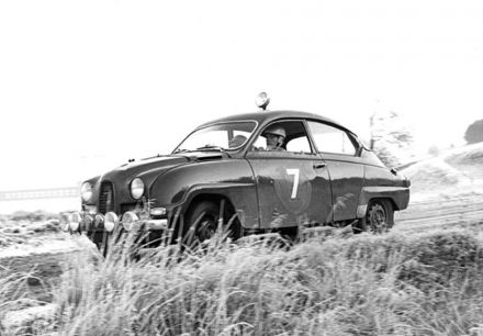 Pat Moss Carlsson i Elizabeth Nyström - Saab 96 Sport.