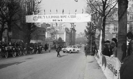 Constantine John Manussis i Jeff Uren – Ford Cortina GT.