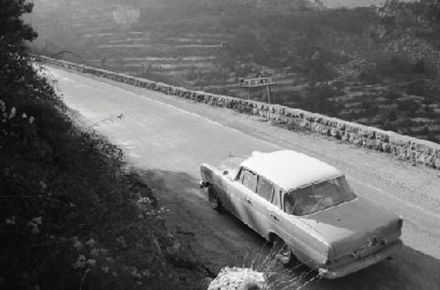 Ewy Rosqvist i Eva Maria Falk – Mercedes Benz 220 SE.