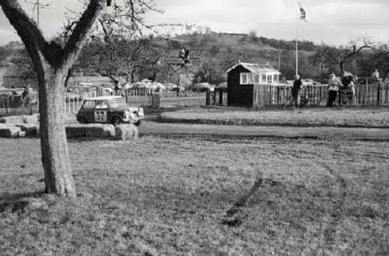 Paddy Hopkirk i Henry Liddon – BMC Mini Cooper S.