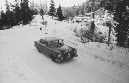 Alexander Hoch i Egon Gleich – Mercedes Benz 220 SE.