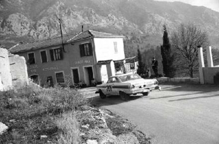 Graham Hill i Ian Walker – Ford Falcon Sprint.
