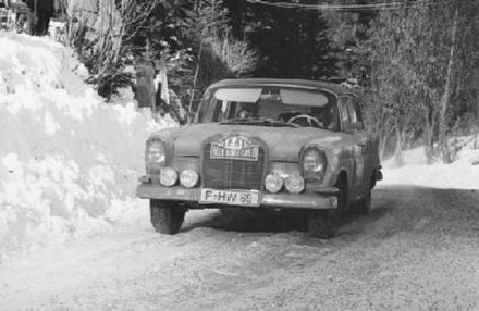 Hans Weigel i Wolfgang Witzl – Mercedes Benz 220 SE.