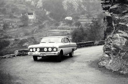 Anne Hall i Denise Mc Cluggage – Ford Falcon Sprint Futura.