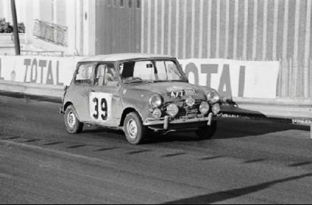 Raymond Baxter i Ernest McMillen – BMC Mini Cooper S.