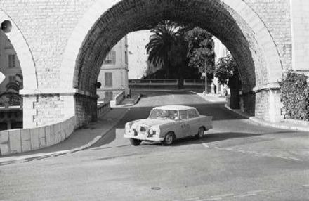 Ewy Rosqvist i Eva Maria Falk – Mercedes Benz 220 SE.