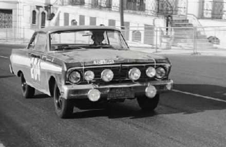 Anne Hall i Denise Mc Cluggage – Ford Falcon Sprint Futura.