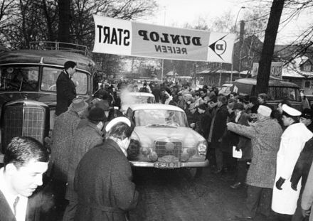 Ewy Rosqvist i Eva Maria Falk – Mercedes Benz 220 SE.