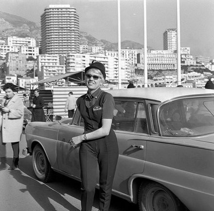 Ewy Rosqvist i Maria Falk – Mercedes Benz 220 SE.