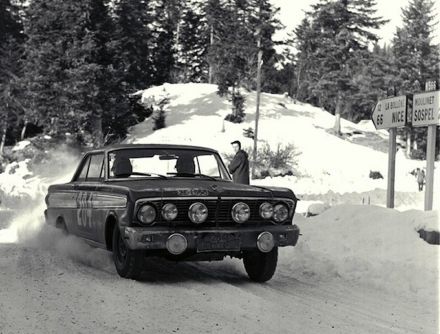 Anne Hall i Denise Mc Cluggage – Ford Falcon Sprint Futura.