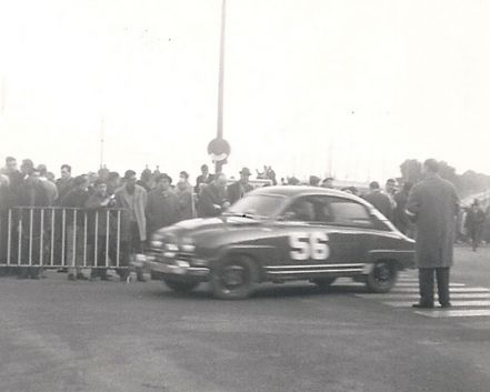 Pat Moss Carlsson i Ursula Wirth – Saab 96.