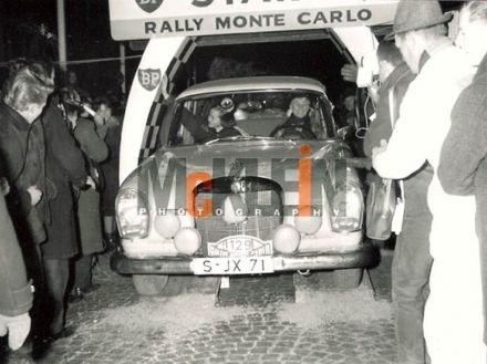   Evy Rosqvist i  Maria Falk – Mercedes Benz 220 SE.