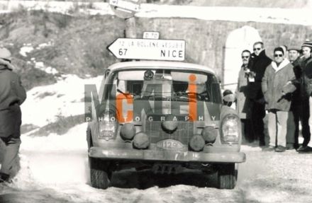 Evy Rosqvist i Maria Falk – Mercedes Benz 220 SE.