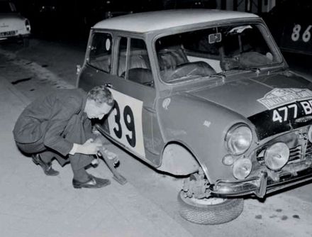 Raymond Baxter i Ernest McMillen – Austin Cooper.