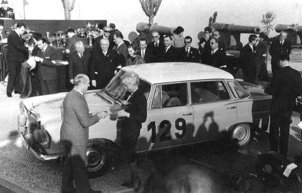 Ewy Rosqvist i Maria Falk – Mercedes Benz 220 SE. 
