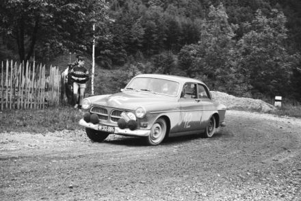 Benedikt i Herle – Volvo 122 S.