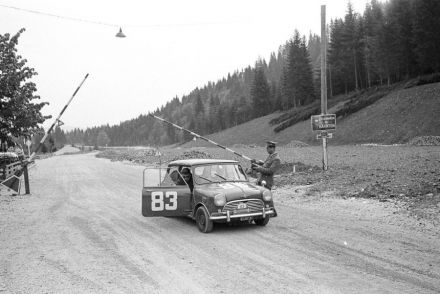 Ferrarin i Zoja – Morris Mini Cooper.