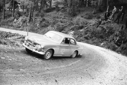 Benedikt i Herle – Volvo 122 S.