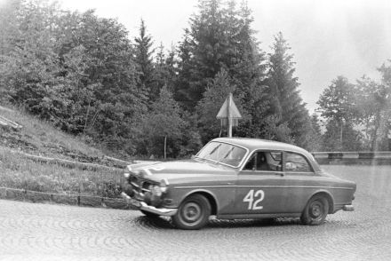 Benedikt i Herle – Volvo 122 S.