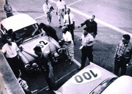 Fabryczna ekipa Mercedesa: nr.102.Robert Crevis i Taf Gosselin, nr.100.Eugen Böhringer i Dieter Glemser.