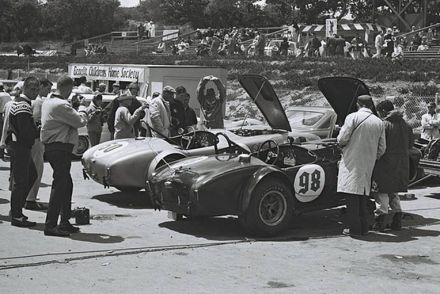 Nr.98. Ed Leslie, nr.50. Ken Miles - Shelby Cobry.