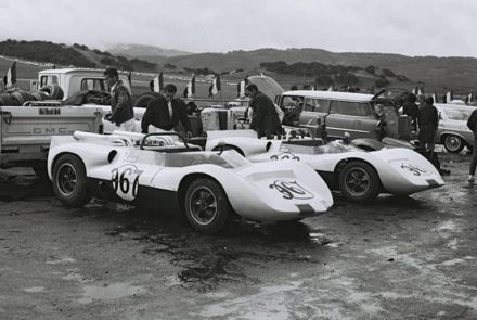 Nr.367. Roger Penske, nr.366. Jim Hall - Chaparrale 2A.