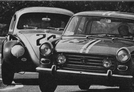 Nr.13. Pat Mernone i Pinkie Rollo – Peugeot 404, nr.24. Jim McDaniel i John Moore – VW 1300.     