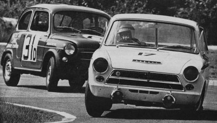 Nr.17. Jackie Stewart i Mike Beckwith – Ford Lotus Cortina, nr.31. Gunter Genatowski, Harry Kickerer  i Jack Beebee – Fiat Abarth 850 TC. 