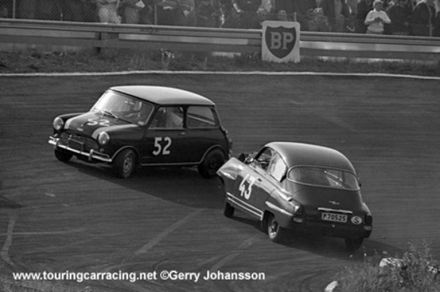 Nr.52.Julien Vernaeve – BMC Mini Cooper S, nr.43.Gösta Karlsson – Saab 96 Sport.