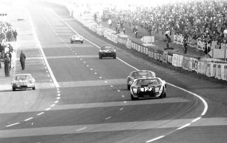 Richard Attwood i Jo Schlesser - Ford GT40.
