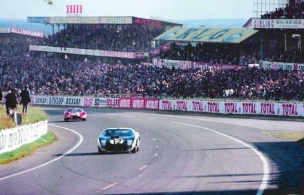 Richard Attwood i Jo Schlesser - Ford GT40.