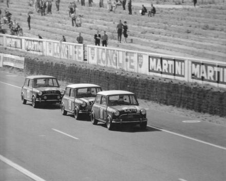 Nr.18.Timo Mäkinen i Paul Easter, nr.19.Paddy Hopkirk i Henry Liddon, nr.23.Geoffrey Mabbs i John Davenport - Austin Mini Cooper S.