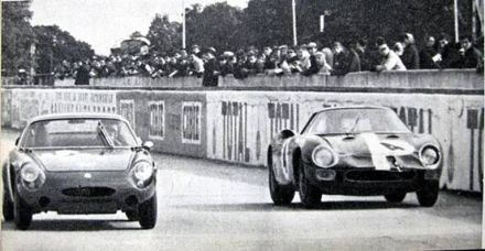 Nr.4.  Nino Vaccarella i Jean Guichet - Ferrari 250 LM.