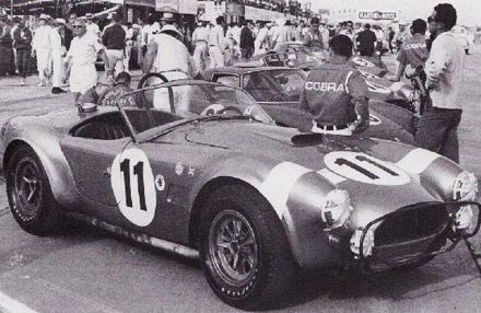 Dan Gurney i Bola Johnson – Shelby Cobra roadster.