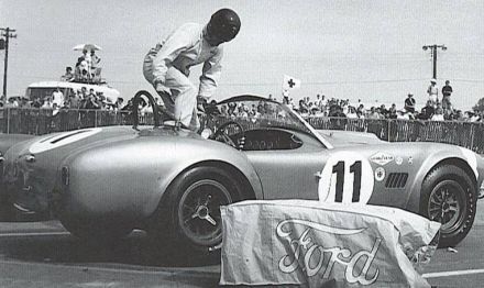 Dan Gurney i Bola Johnson – Shelby Cobra roadster.