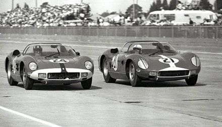 Nr.21.John Surtees i Lorenzo Bandini, nr.24.Graham Hill i Joakim Bonnier - Ferrari 330 P.