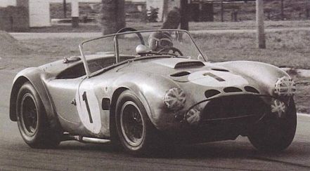 Phil Hill i Ken Miles – Shelby Cobra roadster.
