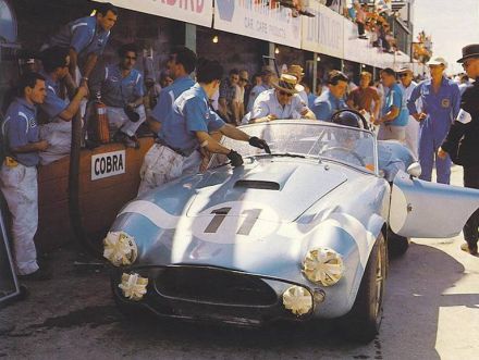 Dan Gurney i Bola Johnson – Shelby Cobra roadster.