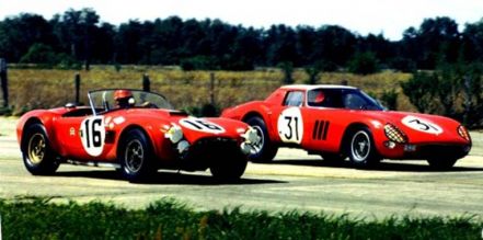  Nr.16.Ralph Noseda i Jef Stevens – Shelby Cobra, nr.31.Ferrari GTO.