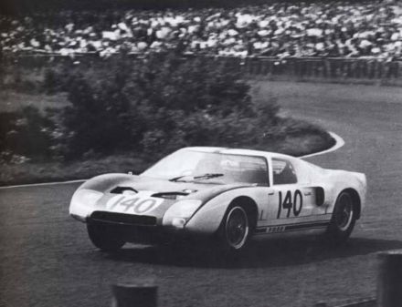 Phil Hill i Bruce McLaren – Ford GT40.