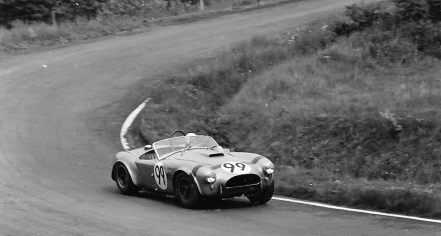 Jo Schlesser i Richard Attwood – Shelby Cobra roadster.