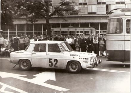 Stefan Munchberg i Gabriel Kozłowski na samochodzie Reanult R8 Gordini.