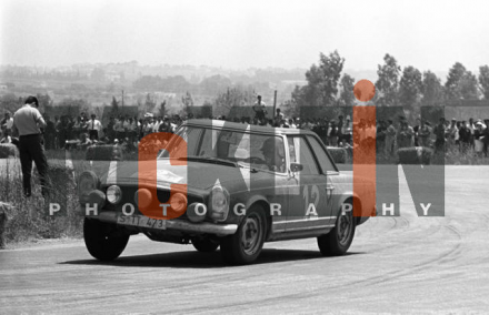 D.Glemser i M.Braumgart na samochodzie Mercedes Benz 230SL.