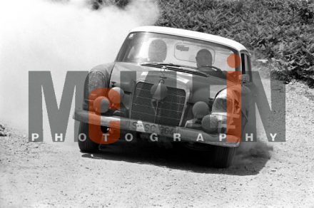 Eugen Böhringer na samochodzie Mercedes Benz 300 SE.