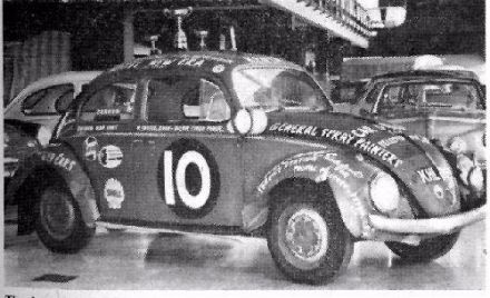 M.S.Khan i Balbir Singh na samochodzie VW 1200.
