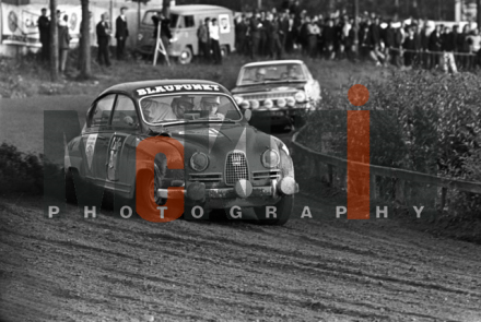 Ake Andersson na samochodzie Saab 96.