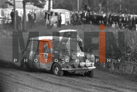 Timo Mäkinen i Pekka Keskitalo na samochodzie BMC Mini Cooper S.