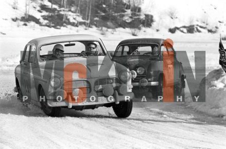 Nr.28. Mads Ostberg na samochodzie Volvo 122, nr.24. Pat Moss na samochodzie Saab 96 Sport.